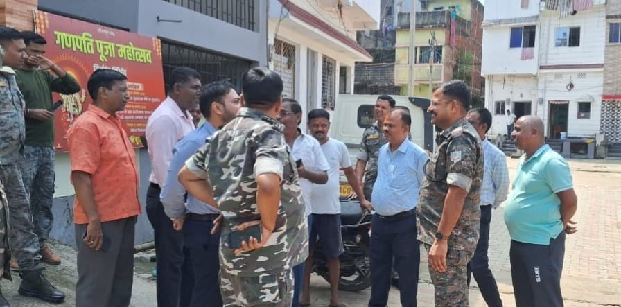 Giridih news: एसडीओ व एसडीपी ने दुर्गापूजा पंडालों का किया निरीक्षण