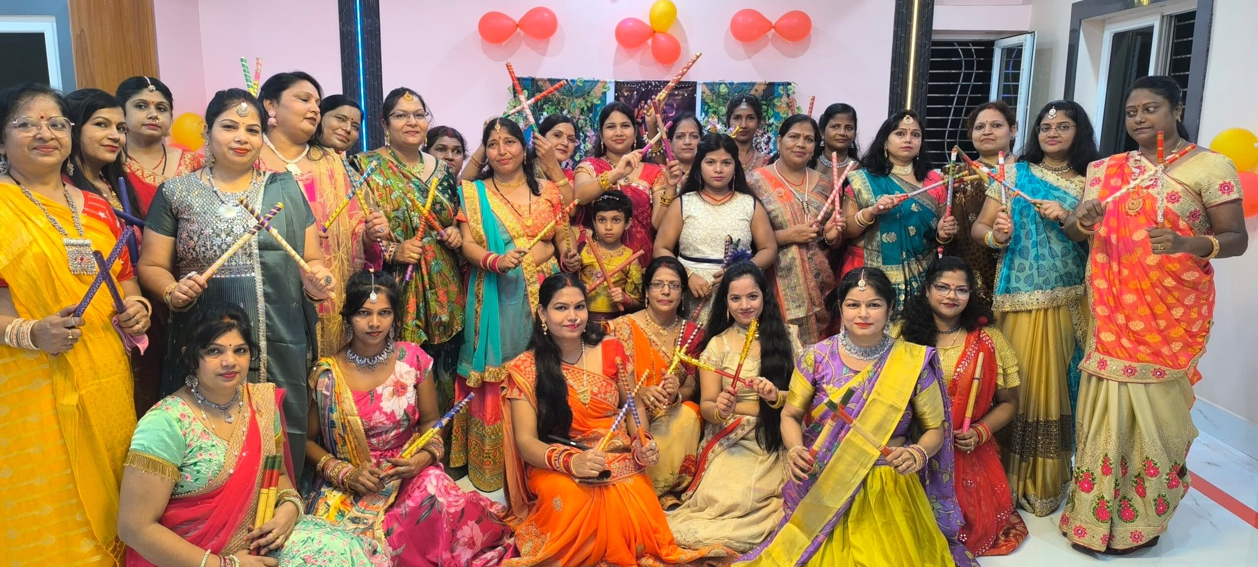 Giridih news: डांडिया महोत्सव में थिरकीं महिलाएं