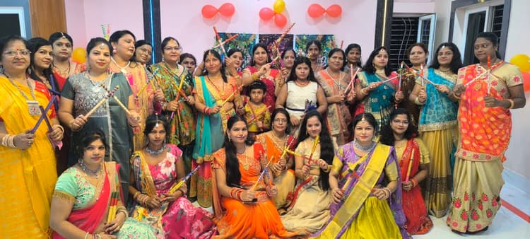 Giridih news: डांडिया महोत्सव में थिरकीं महिलाएं