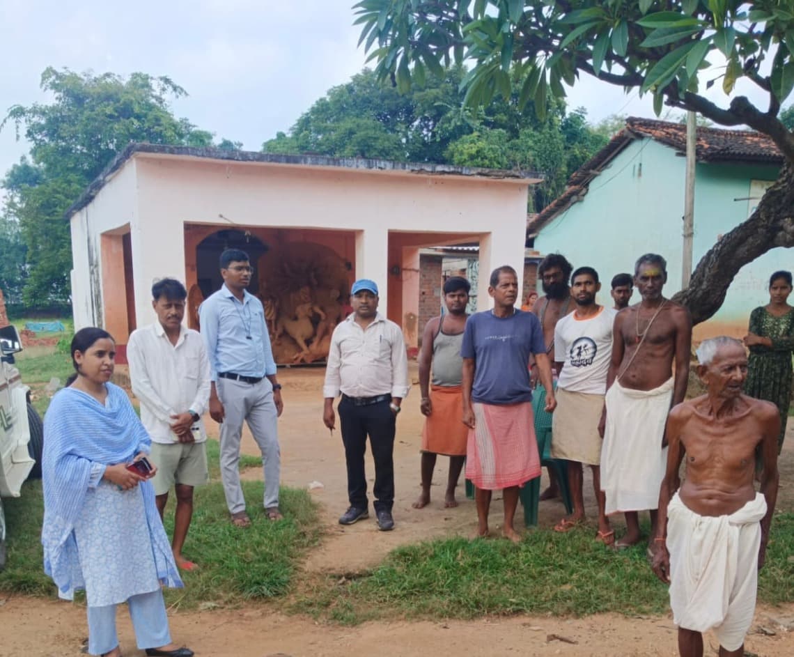 Giridih news: बीडीओ ने किया पूजा पंडालों का निरीक्षण