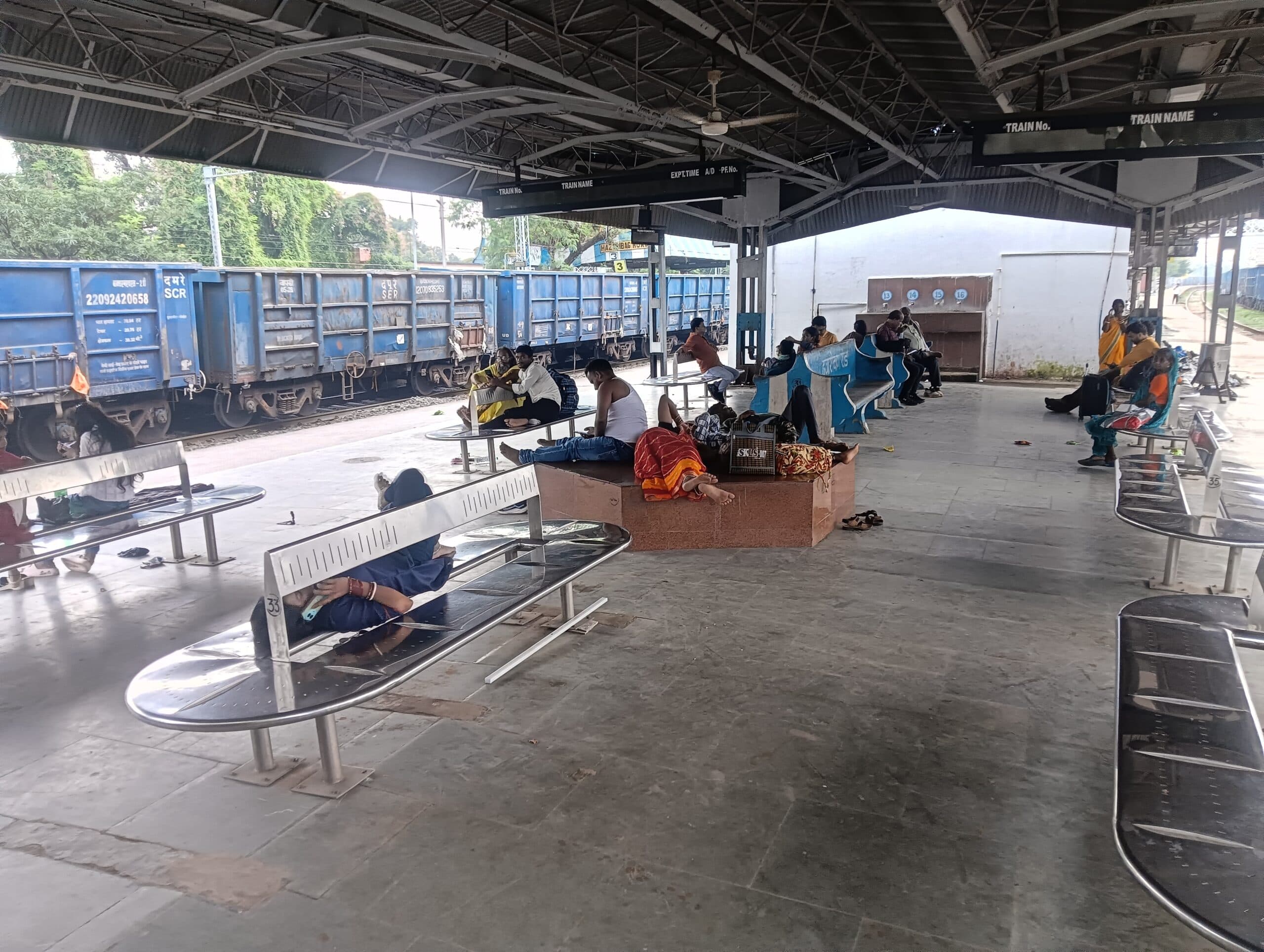 Giridih news: कुड़मी समाज को एसटी सूची में शामिल करने की मांग को ले रेल चक्का जाम