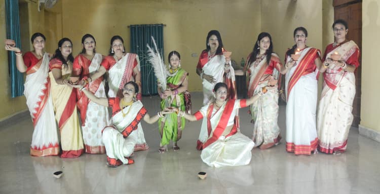 Dhanbad News: आगोमोनी पर धुनुची नृत्य कर मां दुर्गा का किया आह्वान