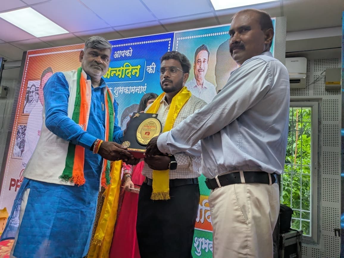 रक्तदान के लिए मां गायत्री रक्त सेवा समूह को किया सम्मानित