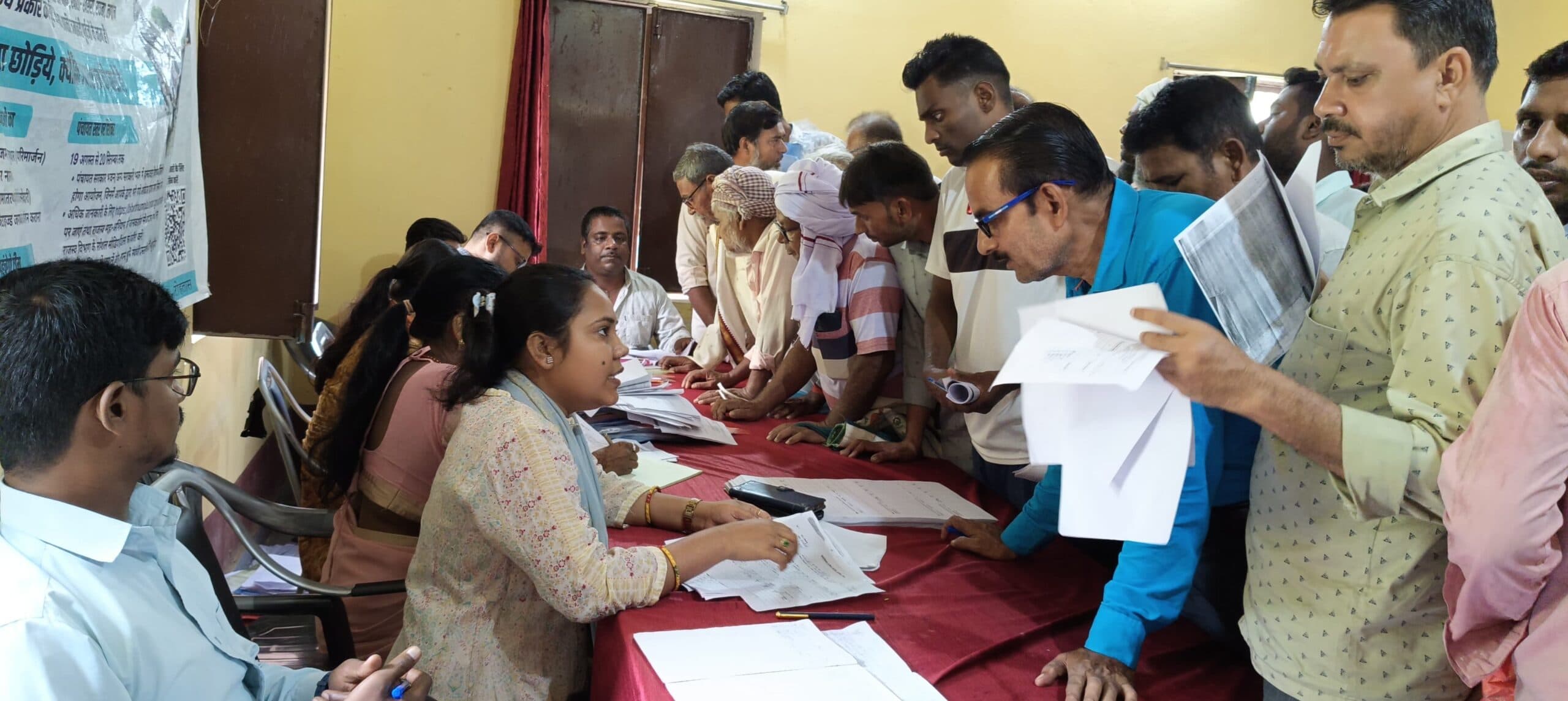 राजस्व महाभियान शिविर के अंतिम दिन रैयतों की जुटी भीड़