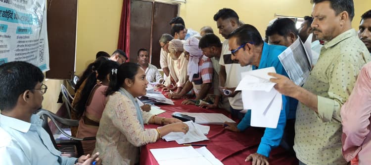 राजस्व महाभियान शिविर के अंतिम दिन रैयतों की जुटी भीड़