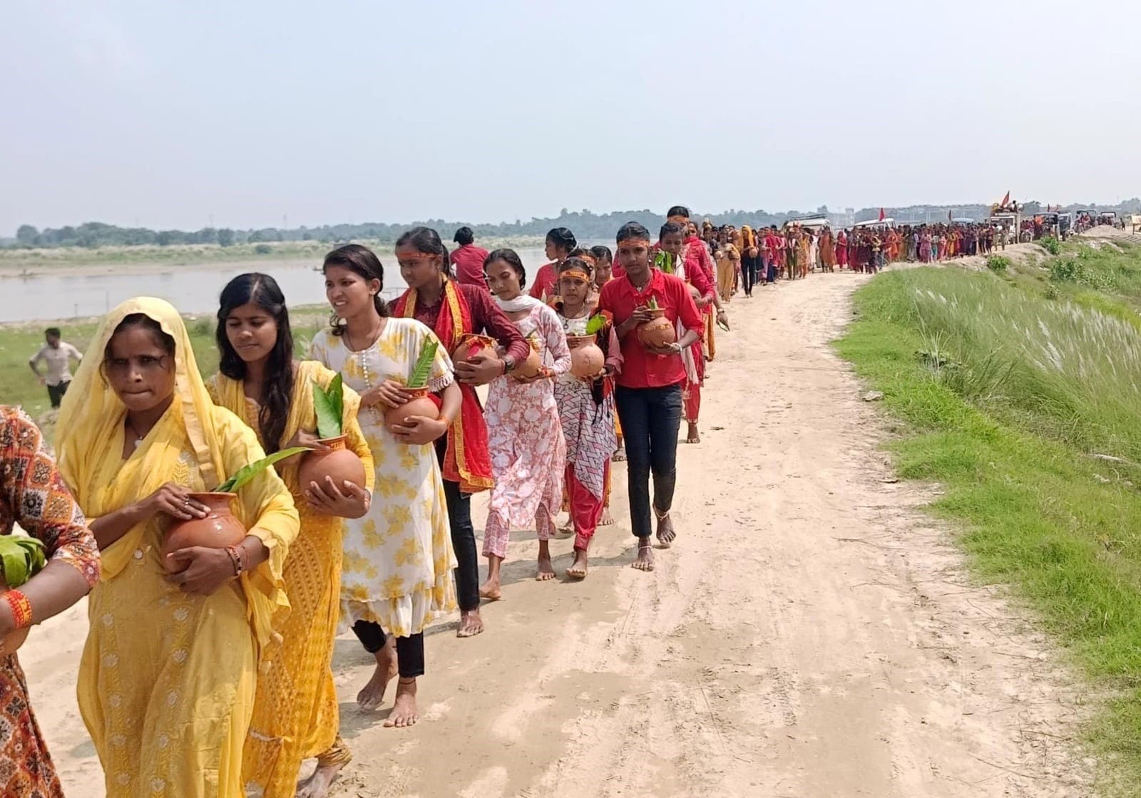 Motihari: 501 कुंवारी कन्याओं ने निकाली कलश यात्रा