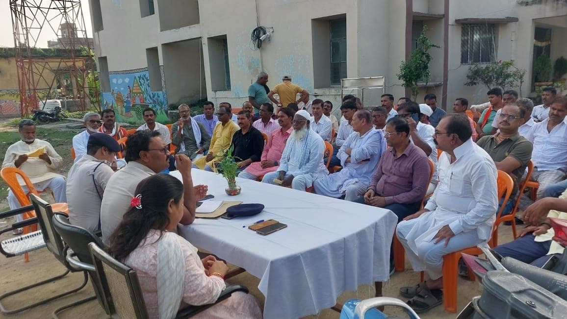 Motihari: दुर्गा पूजा को लेकर शांति समिति की बैठक आयोजित