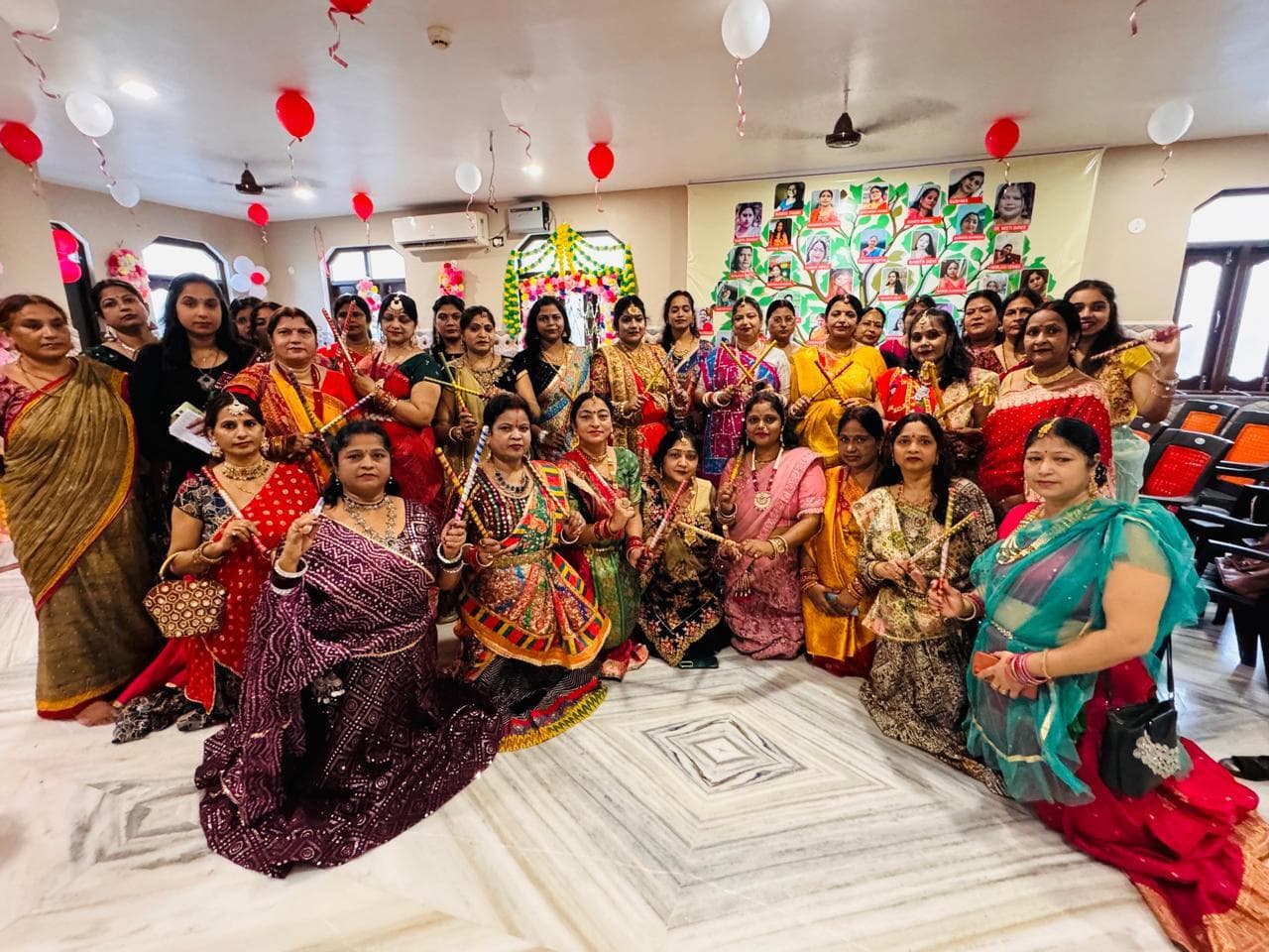 संध्या सिंह की अगुवाई में डांडिया महोत्सव में झूमीं महिलाए