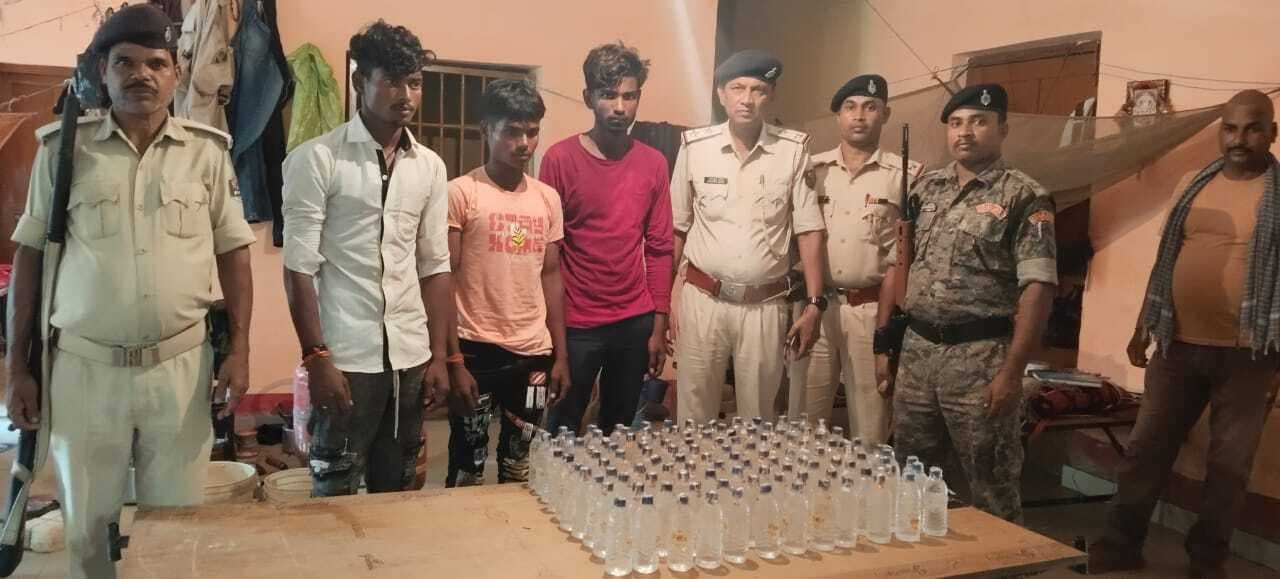 120 बोतल नेपाली शराब के साथ तीन तस्कर गिरफ्तार