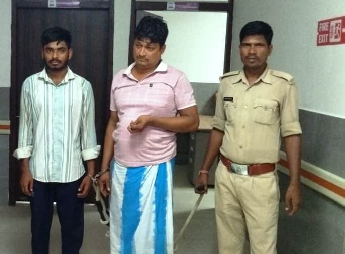 घर में बना रहा था मौत का सामान, पुलिस ने दो को किया गिरफ्तार