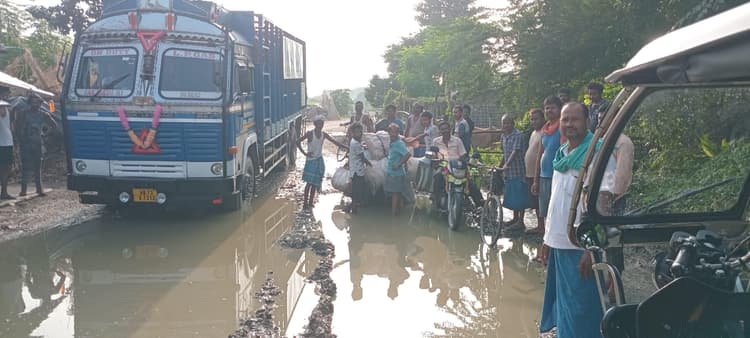 सड़क जाम कर ग्रामीणों ने जताया विरोध