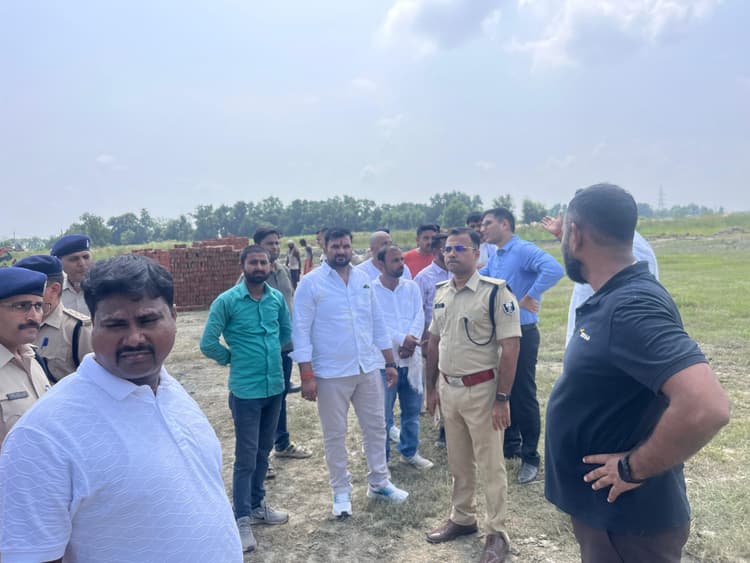 Motihari: मुख्यमंत्री के कार्यक्रम को लेकर  डीएम एसपी ने किया स्थल का किया निरीक्षण