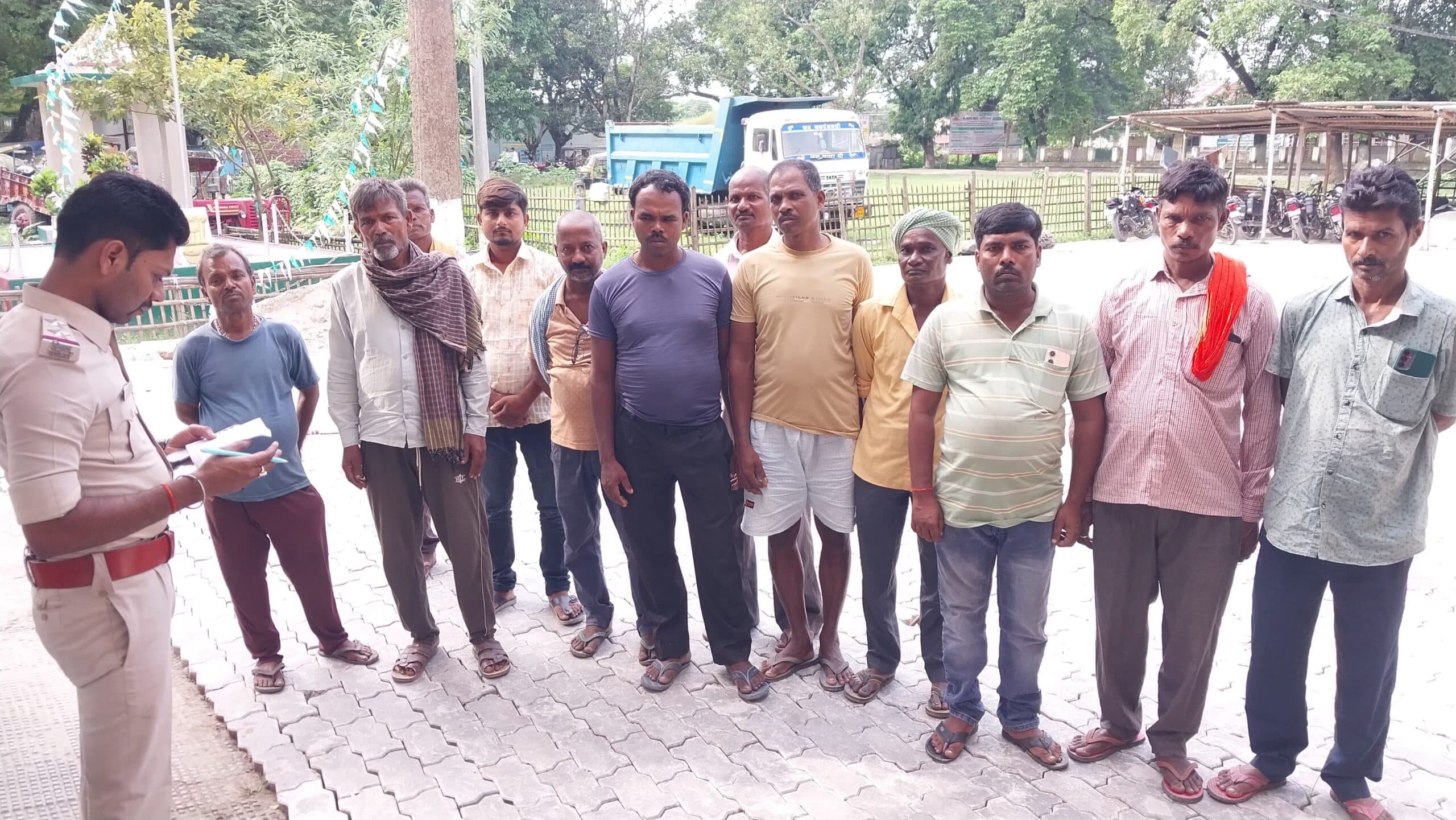 थाना में गुंडा परेड का आयोजन