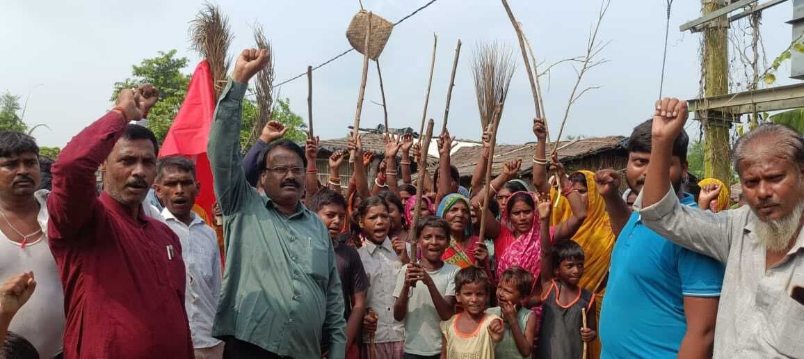 Samastipur News:ट्रांसफार्मर बदलने को लेकर मार्च निकालकर किया प्रदर्शन