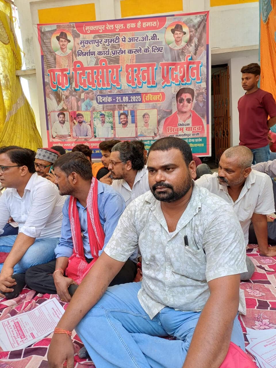 Samastipur News:मुक्तापुर रेल ओवरब्रिज निर्माण को लेकर दिया धरना