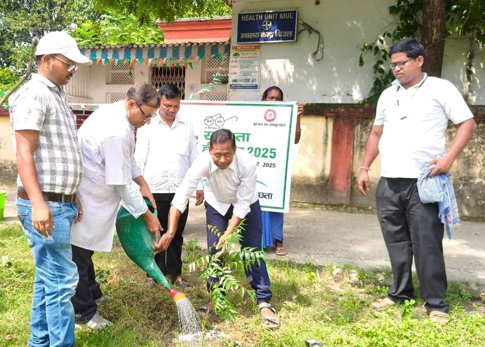कार्यस्थल व आवासीय परिसर में कम से कम लगायें दो पौधे