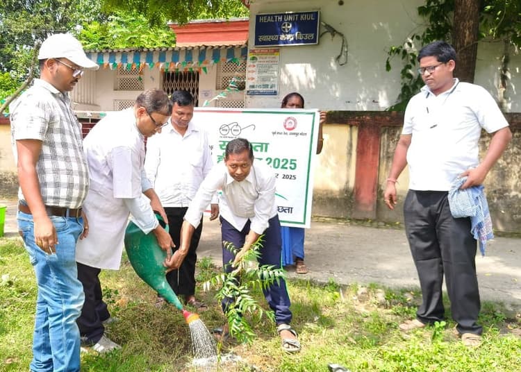कार्यस्थल व आवासीय परिसर में कम से कम लगायें दो पौधे