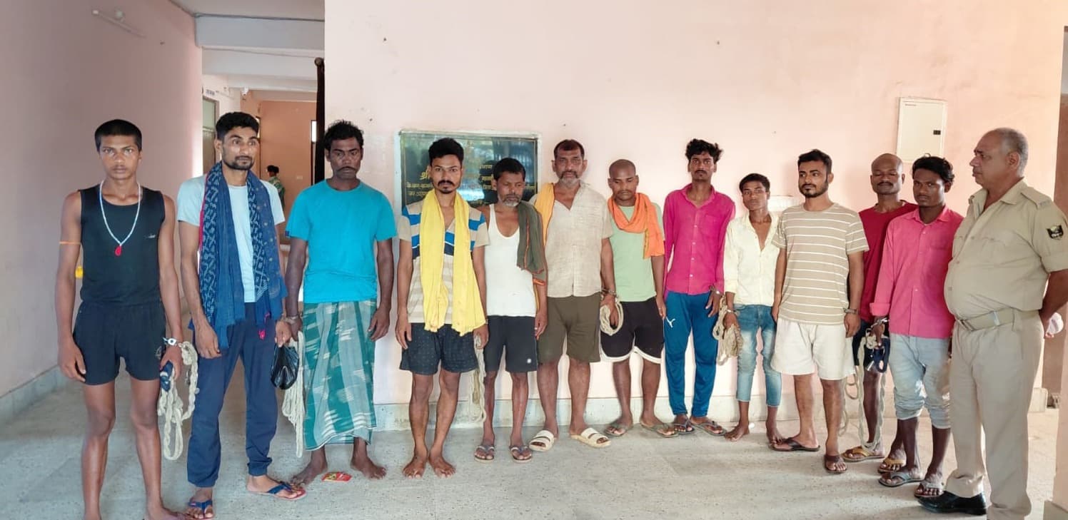 शराब के साथ पांच तस्कर व सात शराबी को किया गिरफ्तार