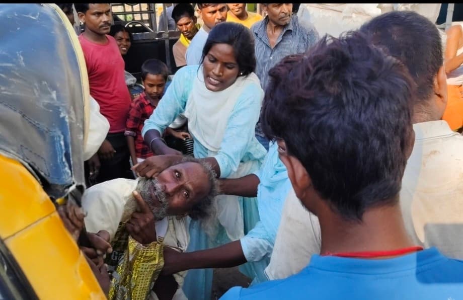 गुरुआ में दो लड़कियों ने साधु को पीटा, लगा रहा मजमा