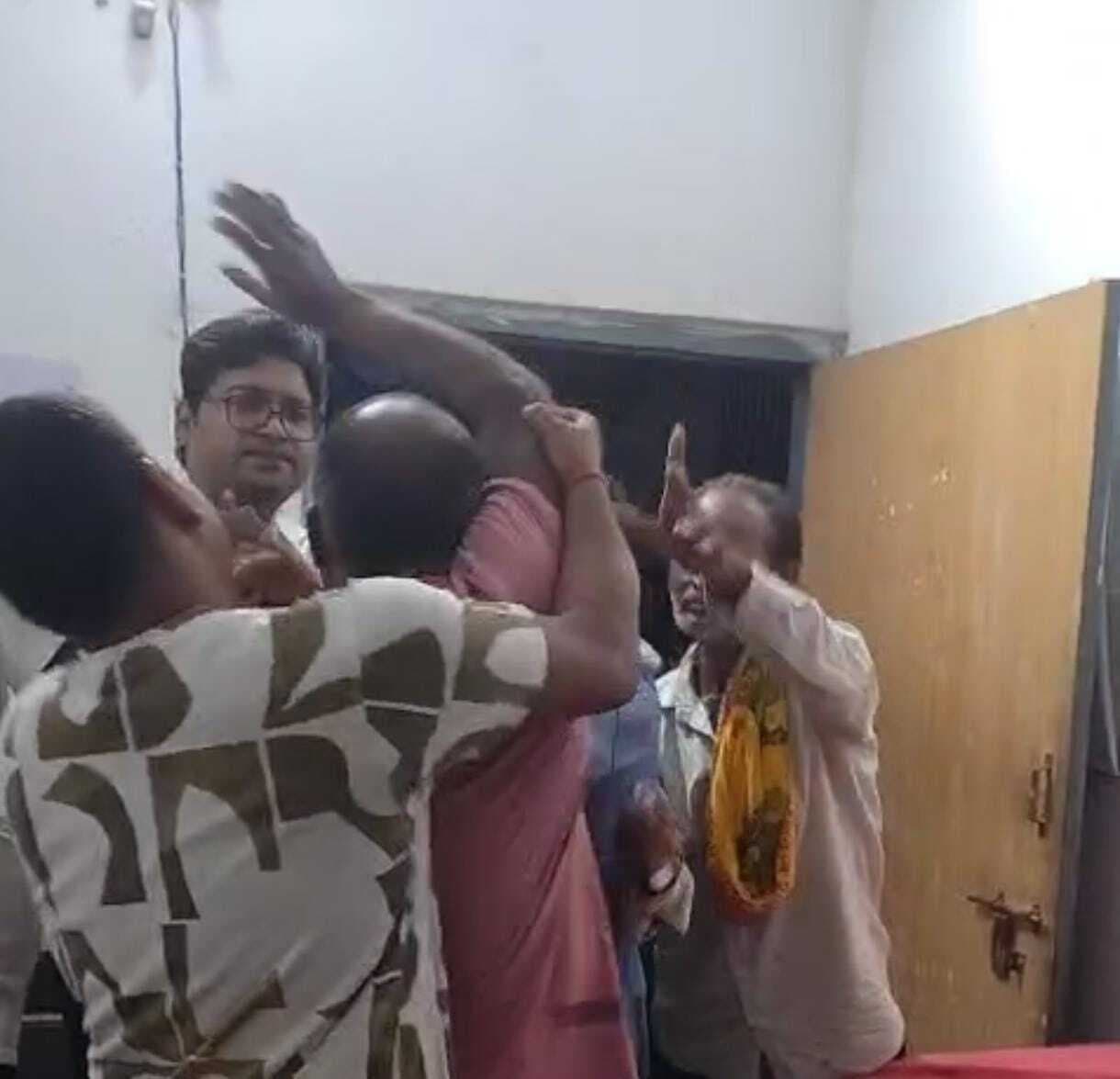 दर्द से बेहाल मरीज ने डॉक्टर के साथ की गाली-गलौज व मारपीट