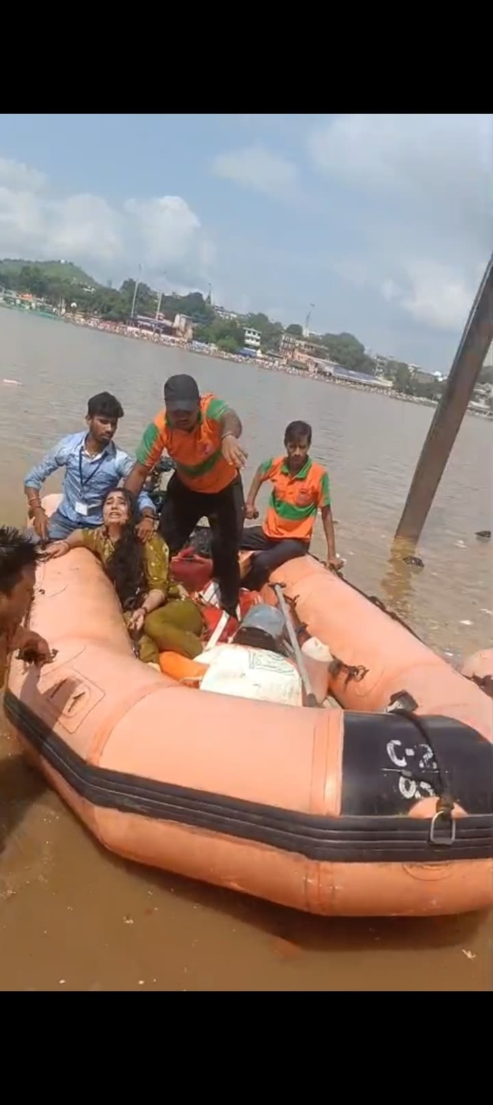 पिंडदान के दौरान महिला ने नदी में छलांग लगायी, एसडीआरएफ ने किया रेस्क्यू