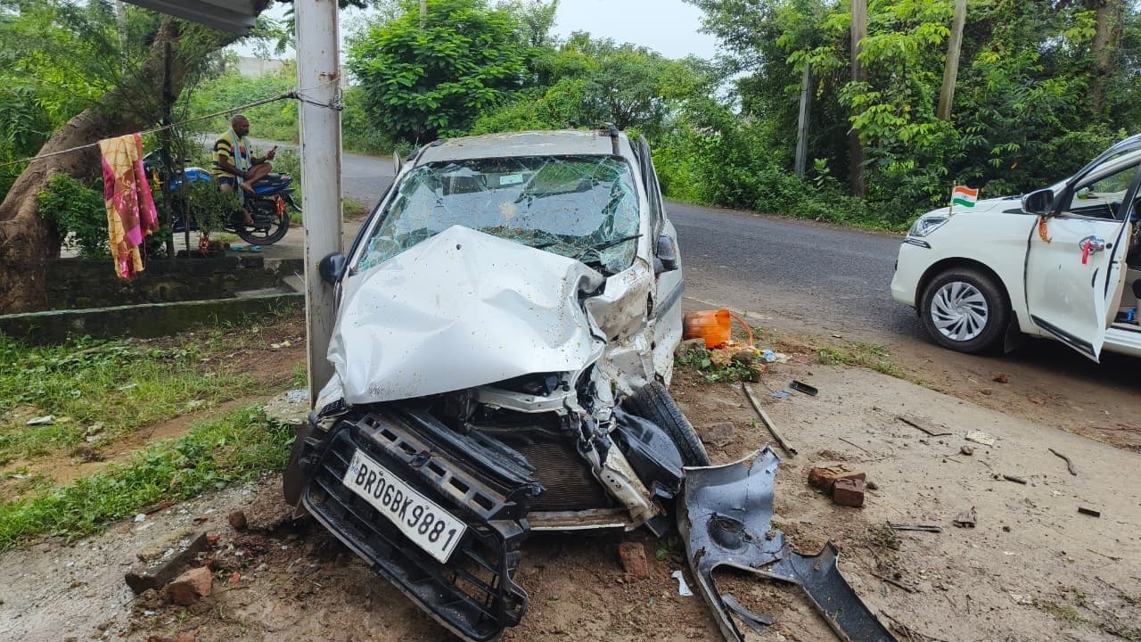 तेज रफ्तार स्कॉर्पियो ने टोटो शाेरूम व ऑल्टो कार में मारी टक्कर