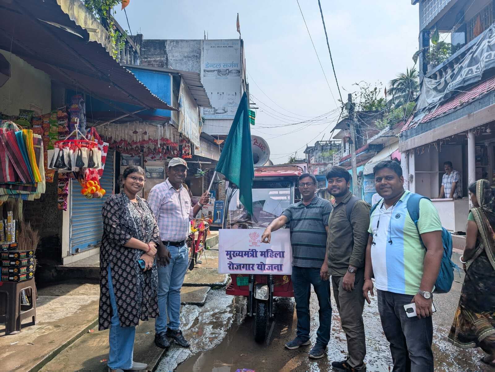 महिलाओं को जागरूक करने प्रचार वाहन को किया रवाना
