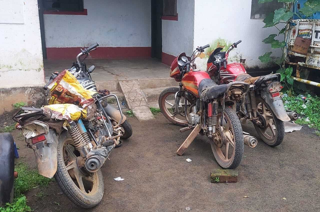 वन विभाग की टीम ने तीन बाइक व नौ बोटा लकड़ी किया जब्त
