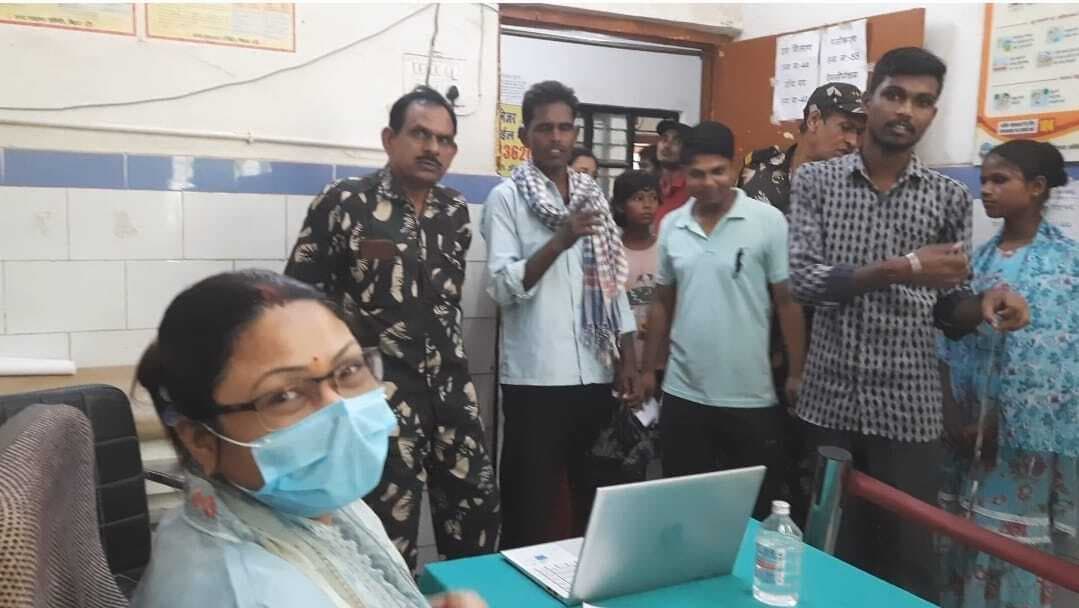 सांप के साथ किशोरी को लेकर अस्पताल पहुंचे परिजन