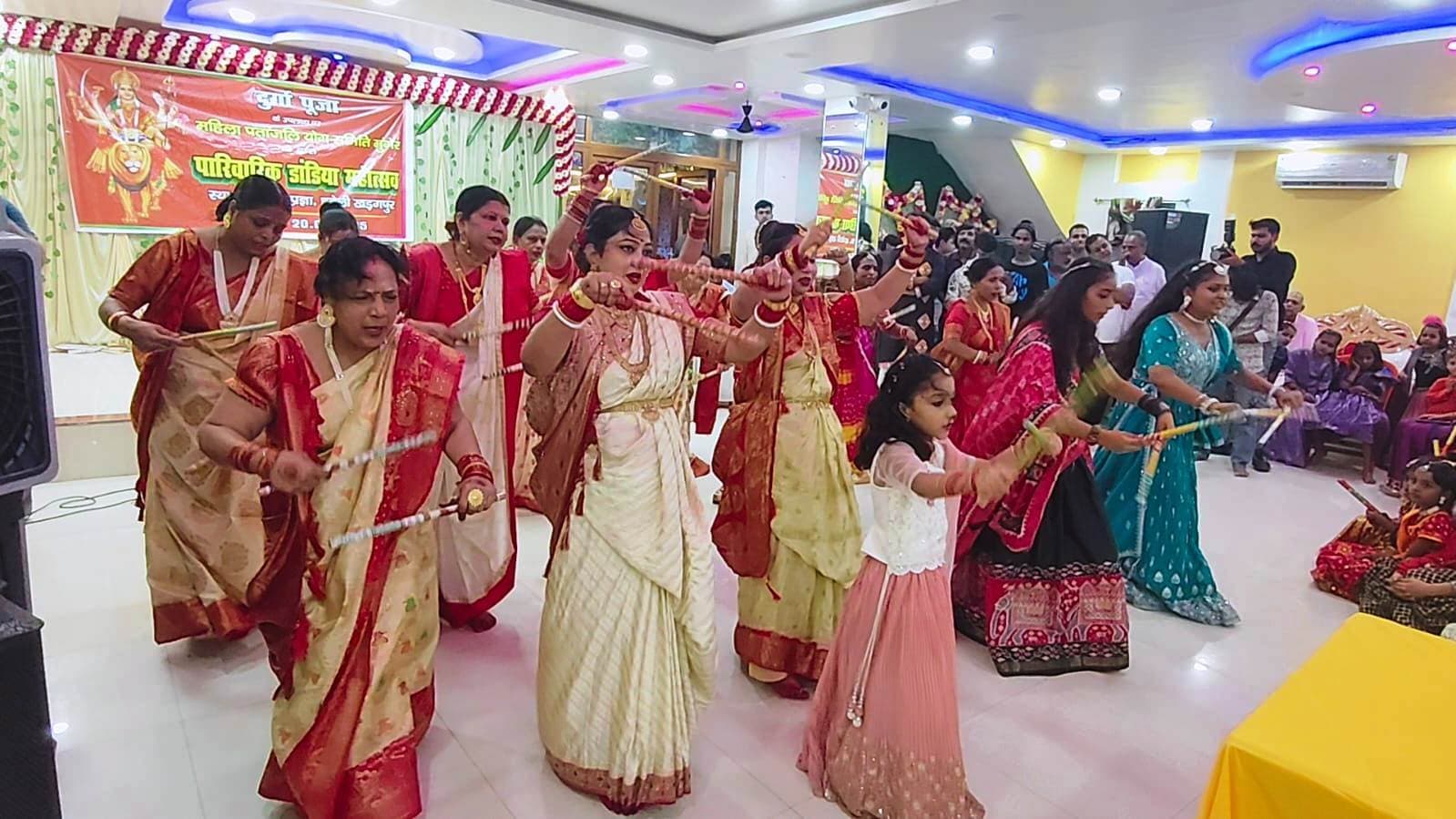 पारिवारिक डांडिया महोत्सव में महिलाओं ने किया डांडिया नृत्य