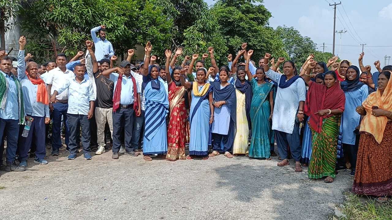 संडे ड्यूटी व पीएचडी की मांग को लेकर सामूहिक अवकाश रहे कामगार