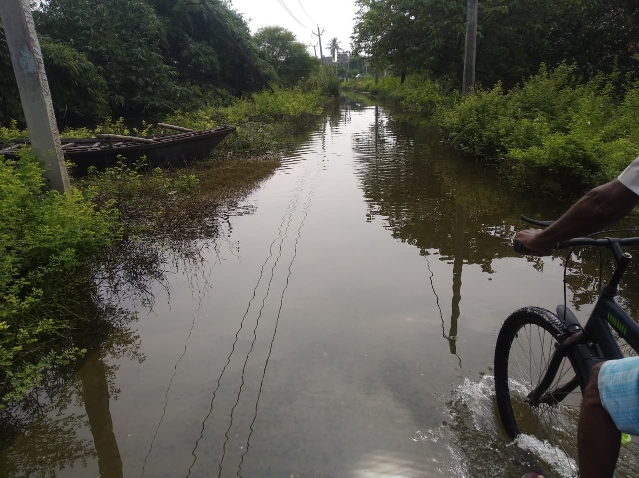 जलस्तर में कमी के बाद भी परेशानी नहीं हो रही कम, जलजमाव वाले गांवों में सड़ांध से लोग परेशान