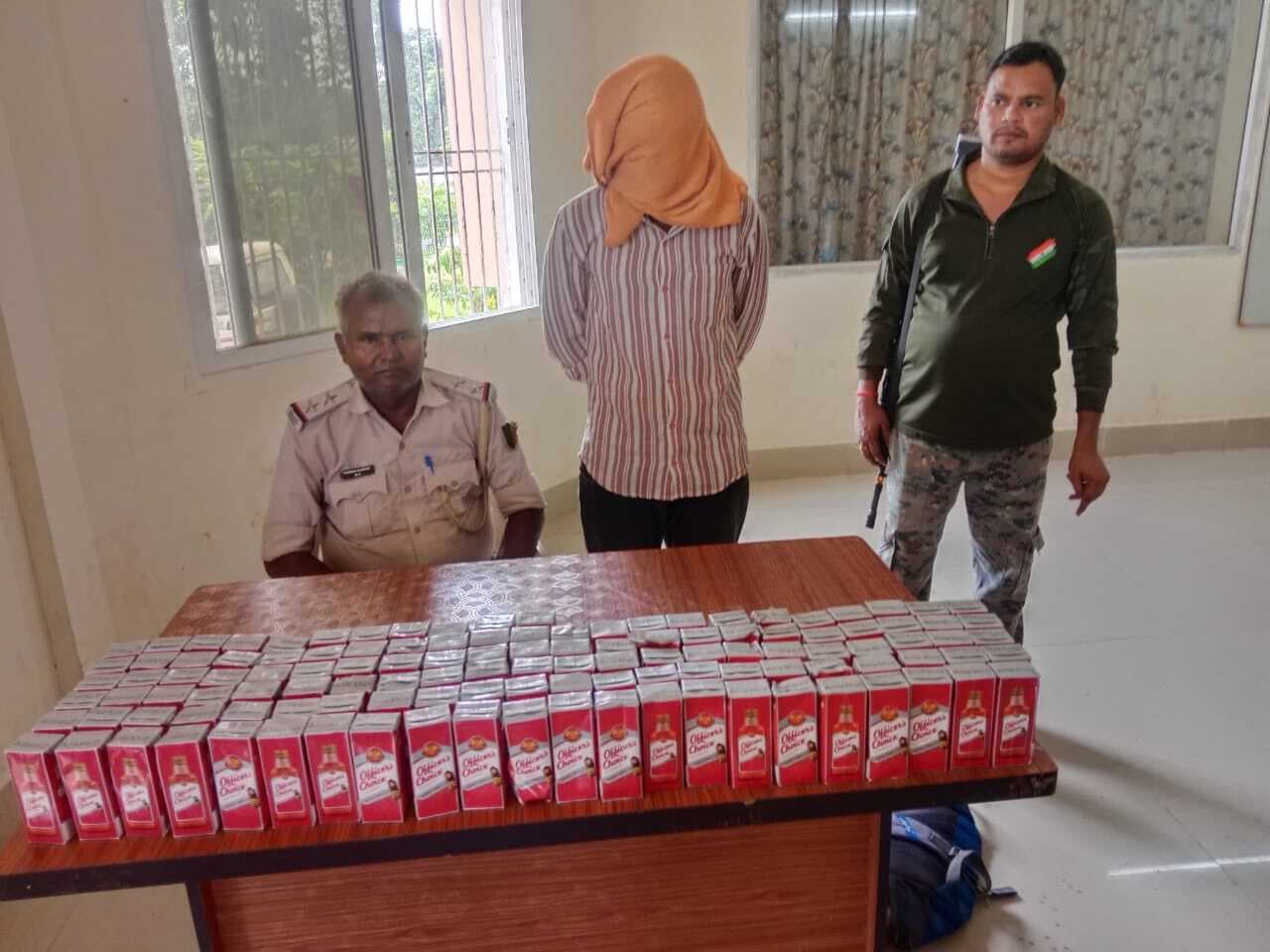 21 लीटर शराब के साथ तस्कर गिरफ्तार