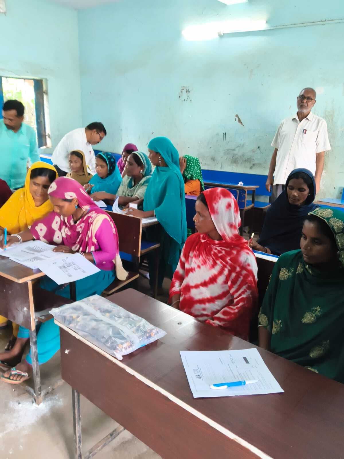 देवीपुर में 2147 नवसाक्षरों ने दी परीक्षा