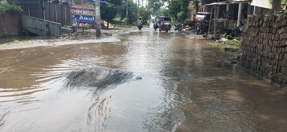 डेढ़ फीट पानी के बीच कहां गड्ढा, कहां सड़क… इसका पता लगाना हुआ मुश्किल