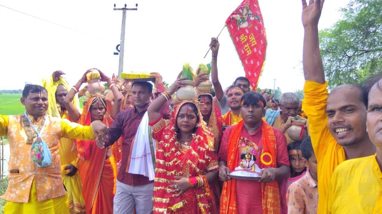 श्रीमद्भागवत कथा ज्ञान यज्ञ को लेकर निकाली भव्य कलश शोभायात्रा