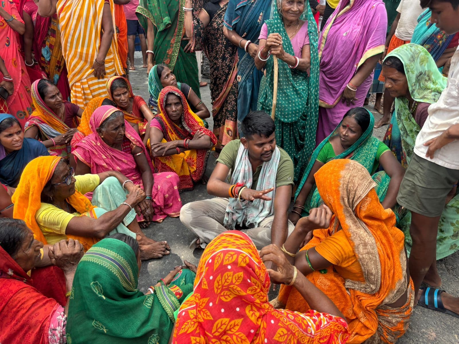 बाढ़ सहायता राशि से वंचित पीड़ितों ने तीन घंटे तक सड़क मार्ग को किया जाम