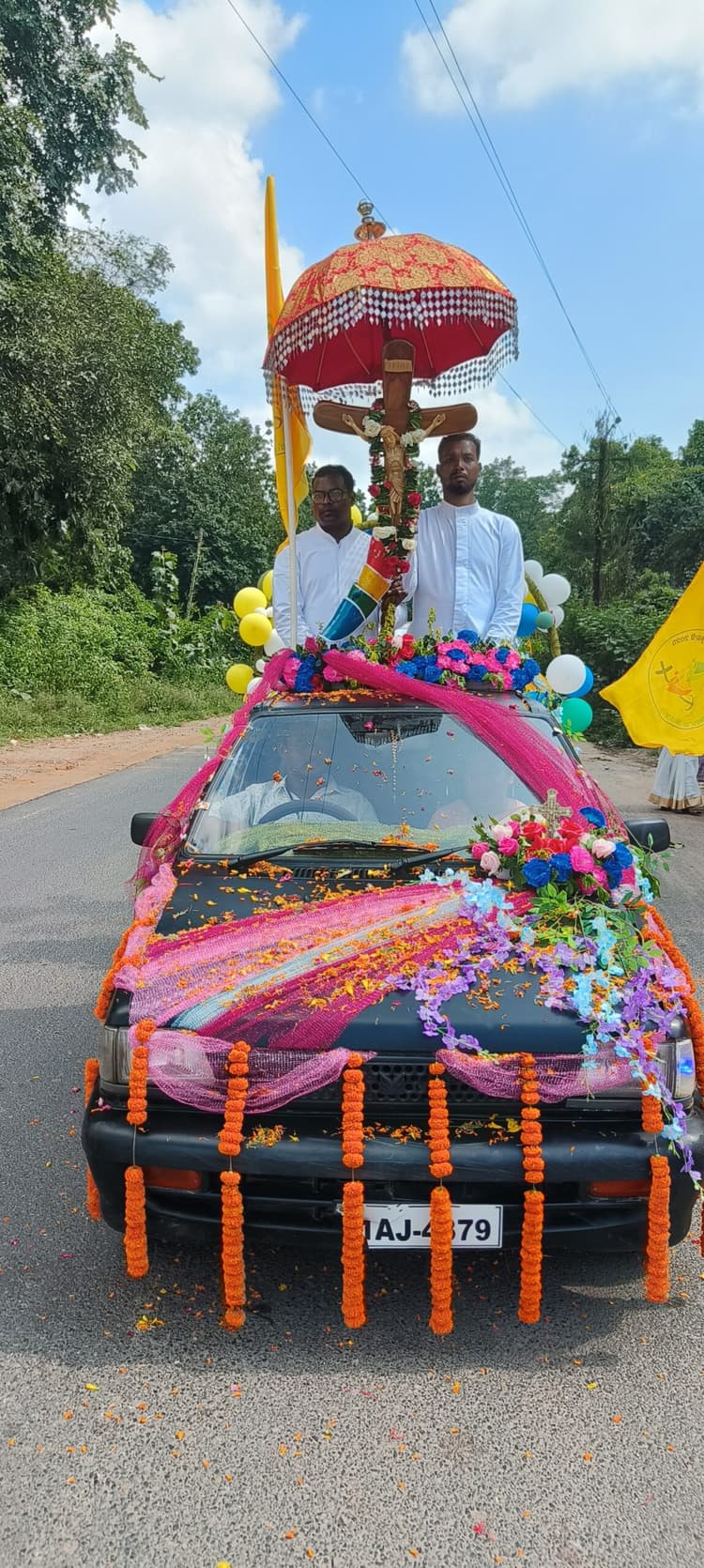 मैक्लुस्कीगंज लपरा पारिश लाया गया आशीष युक्त जुबली क्रूस, भव्य स्वागत.