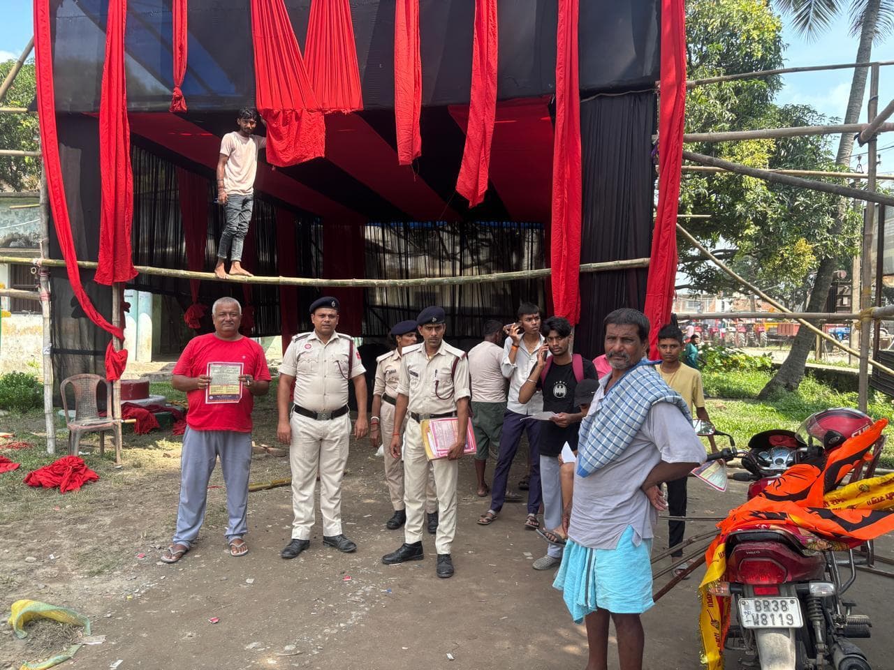 पूजा पंडाल में अग्नि सुरक्षा की दी जानकारी