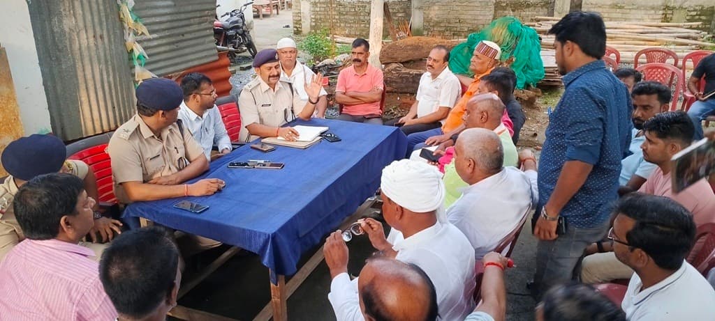 पूजा के दौरान समुचित सुरक्षा व्यवस्था पूजा समिति के सदस्य स्वयं करेंगे