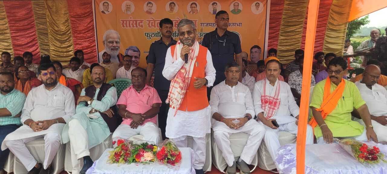 भोगनाडीह में भाजपा प्रदेश अध्यक्ष सह पूर्व मुख्यमंत्री बाबूलाल मरांडी ने सांसद खेल महोत्सव का किया शुभारंभ