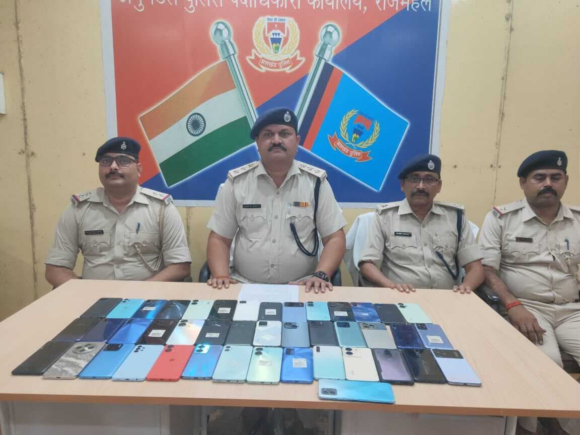 स्कूटी की डिक्की से चोरी के आठ लाख के 43 मोबाइल बरामद