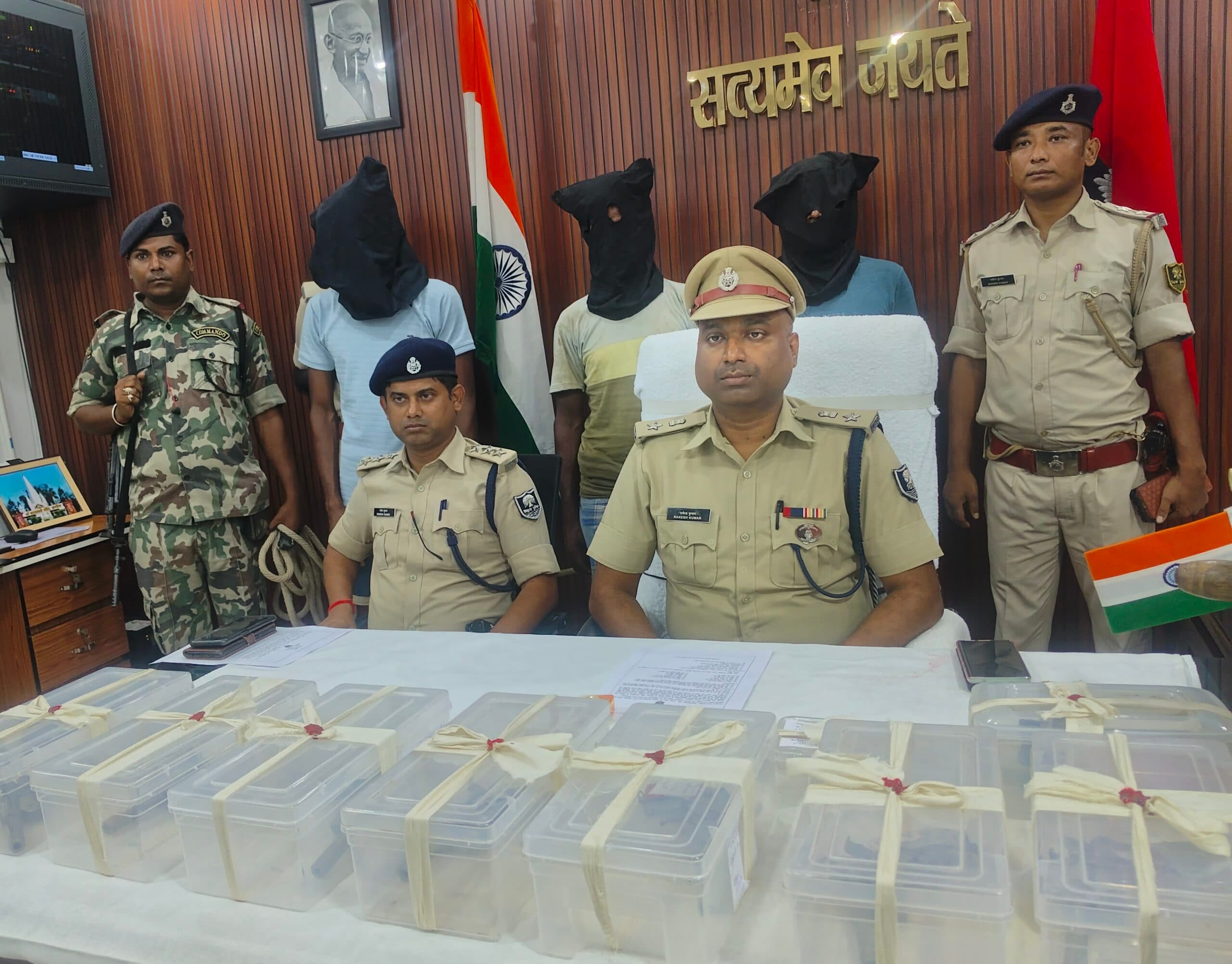 पसराहा के दियारा से सात कट्टा व कारतूस बरामद, तीन गिरफ्तार