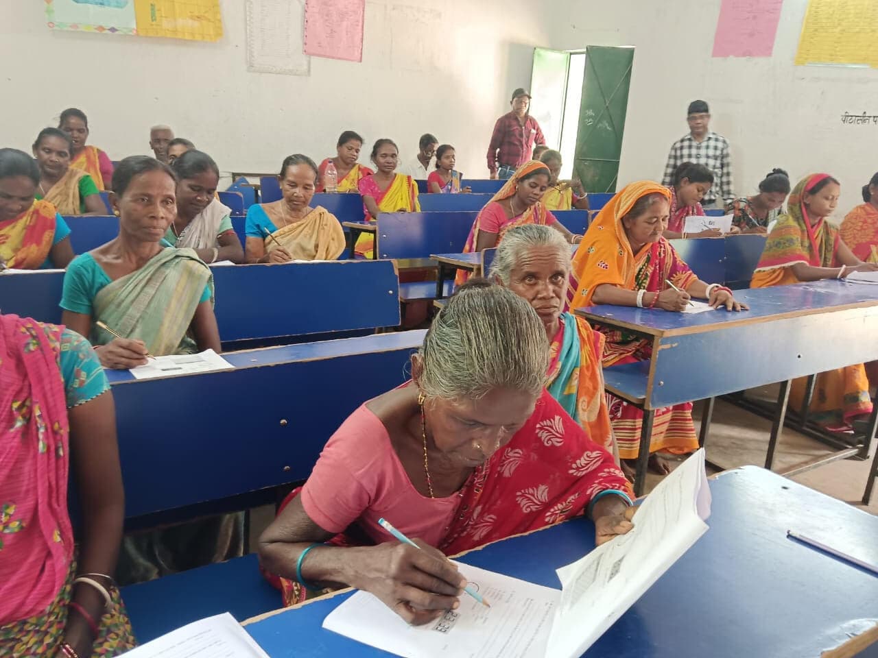 Jamshedpur news. जिले में लोगों को साक्षर बनाने की अभिनव पहल, 13,343 असाक्षरों ने दी जांच परीक्षा