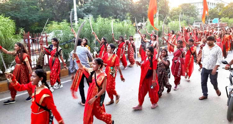 बेटियों ने किया साहस और शौर्य का अद्भुत प्रदर्शन