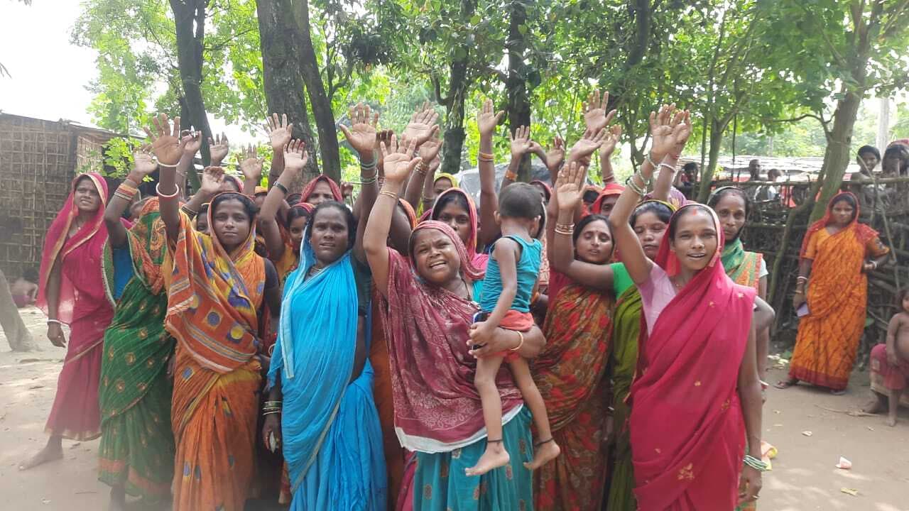 जीविका समूह में नहीं जोड़े जाने पर महिलाओं ने किया प्रदर्शन