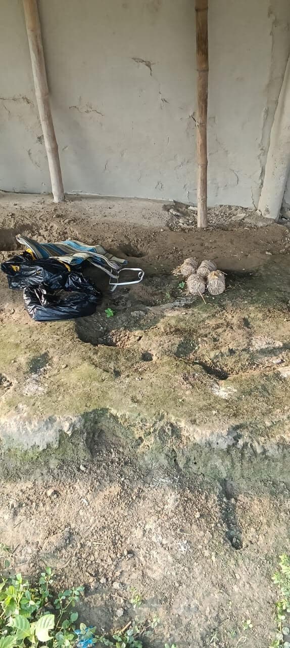 दरवाजे से चार बम बरामद