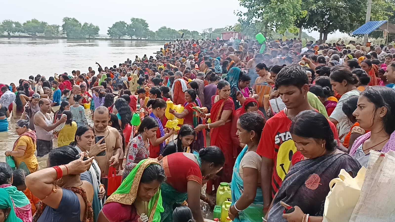 कलश स्थापना से पूर्व गंगा घाटों पर श्रद्धालुओं ने लगायी आस्था की डुबकी