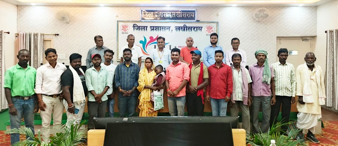 जिले के आदिवासी गांवों के प्रतिनिधियों संग डीएम ने की बैठक