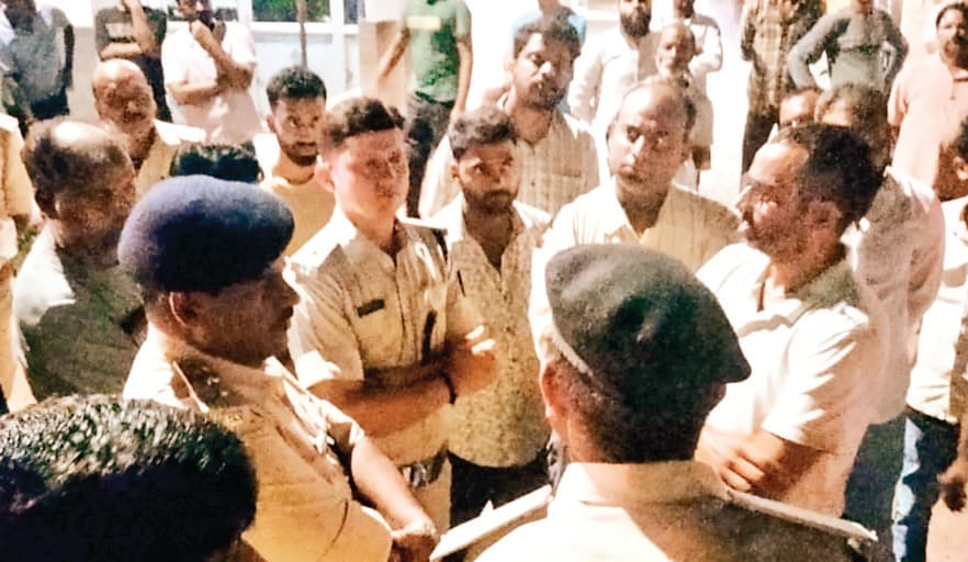श्मशान घाट पर शव जलाने नहीं देने पर एसडीएम आवास के पास प्रदर्शन